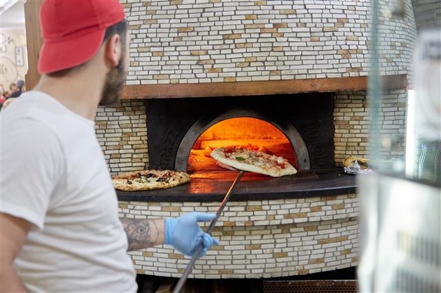 피자를 만드는 이들을 이탈리아어로 ‘피자이올로’라고 부른다. 이탈리아 음식인 파스타는 집에서도 만들어 먹을 수 있지만, 피자는 큰 오븐이나 화덕이 있어야 제대로 만들 수 있기 때문에 ‘밖에서 먹는 음식’으로 통한다.