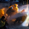 태국 반정부 시위에 오리인형 ‘러버덕’?