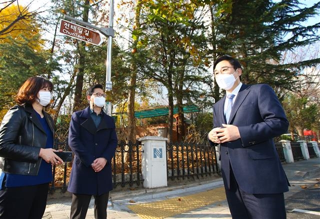 이동진(오른쪽 첫 번째) 서울 도봉구청장이 직원들과 도봉구 명예도로인 전태일길(해등로25길)을 찾아 이야기를 하고 있다. 도봉구 제공