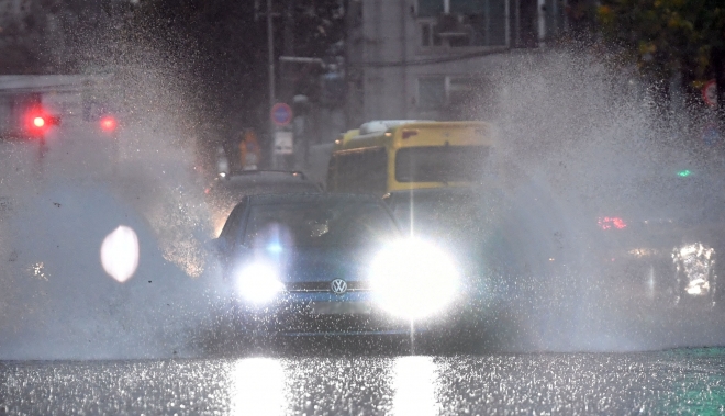 104년만에 가을폭우가 내린 19일 서울 용산구의 한 거리에서 차량들이 침수된 도로를 달리고 있다. 2020.11.19 박지환기자 popocar@seoul.co.kr