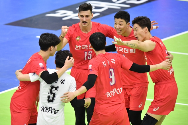 한국전력 선수들이 18일 경기 수원실내체육관에서 열린 2020~2021시즌 V리그 KB손해보험과의 2라운드 경기에서 356일만의 2연승을 확정짓고 함께 모여 기뻐하고 있다.  한국배구연맹(KOVO) 제공