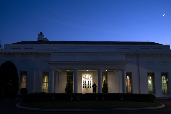 18일(현지시간) 미국 백악관 전경. 트럼프 대통령은 최근 공식 일정을 잡지 않고 있다. AP