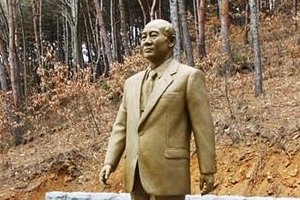 “머리잘라 전두환 집에 던지려” 청남대 동상 톱으로 잘라