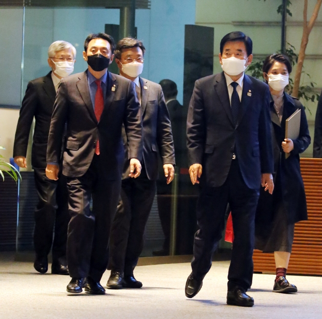 일본 총리관저 방문한 김진표 의원 일행