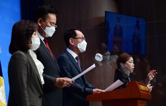 법사위 야당 간사인 김도읍(왼쪽 세 번째) 의원 등 국민의힘 의원들이 소통관에서 관련 기자회견을 진행하는 모습. 김명국 선임기자 daunso@seoul.co.kr