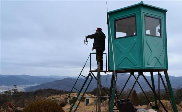 19일 경북 군위군 효령면 내리리 신세계공원묘지 인근 산불감시초소에서 산불감시원이 활동을 벌이고 있다. 군위군 제공