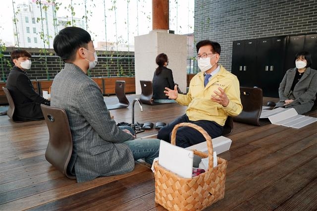 유덕열(오른쪽) 서울 동대문구청장이 지난 12일 제기동 서울한방진흥센터에서 구청 공무원들과 함께 족욕을 하며 담소를 나누고 있다. 동대문구 제공