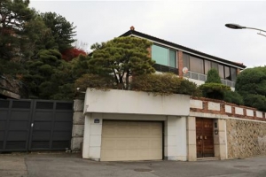 [포토] 전두환 자택 별채만 압류…본채·정원은 취소