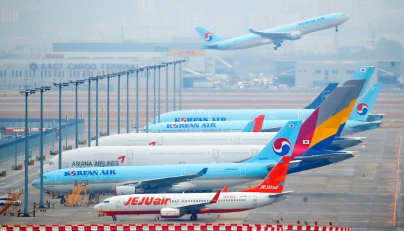지난 18일 인천국제공항 주기장에 제주항공,대한항공,아시아나항공 등의 비행기가 집결해있다. 연합뉴스