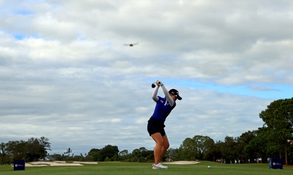 김세영이 22일 미국 플로리다주 벨에어의 펠리칸 골프클럽에서 열린 미여자프로골프(LPGA) 투어 펠리칸 챔피언십 3라운드 17번홀에서 티샷하고 있다. [AFP 연합뉴스]