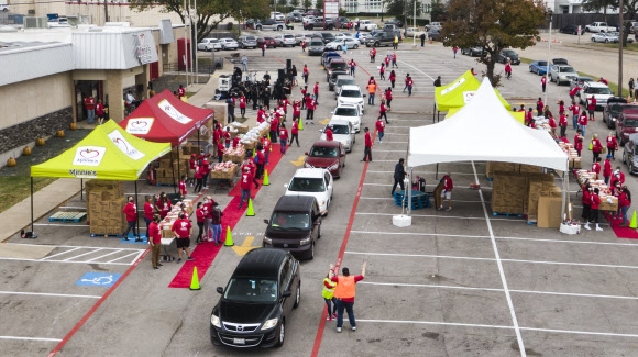 미국 텍사스주 플레이노에서 21일(현지시간) 추수감사절(26일)을 앞두고 열린 저소득층을 위한 무료급식 행사장에서 급식을 받기 위한 차량이 길게 줄을 서 있다. 플레이노 AP