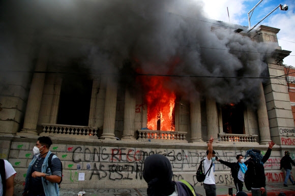 불타는 국회의사당 