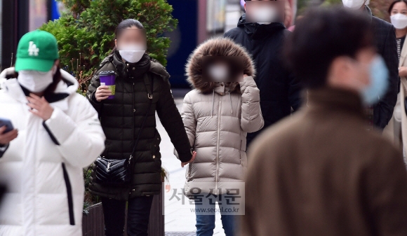 22일 서울 서초구 강남역 근처에서 시민들이 두꺼운 외투를 입고 길을 걷고 있다. 기상청은 23일 전국의 아침 최저기온이 영하 6도~영상 7도의 분포를 보일 것이라고 예보했다. 박윤슬 기자 seul@seoul.co.kr