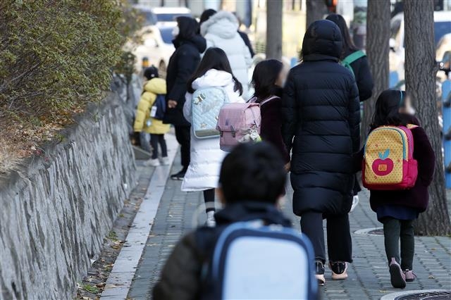 23일 오전 서울 시내의 한 초등학교 인근에서 학생들이 등교하고 있다. 2020.11.23 뉴스1
