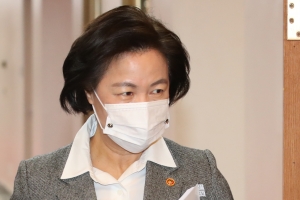 [속보] 추미애 “윤석열 검찰총장 징계 청구·직무 정지” 명령
