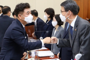 코스피 급락한 날 국회 찾은 은성수…‘공매도 해법’은 없었다