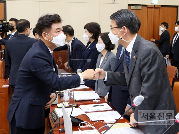 은성수 금융위원장(오른쪽)이 지난해 11월 24일 서울 여의도 국회에서 열린 ‘정무위원회’에 앞서 의원들과 인사를 나누는 모습. 2020. 11. 24 김명국 선임기자 daunso@seoul.co.kr