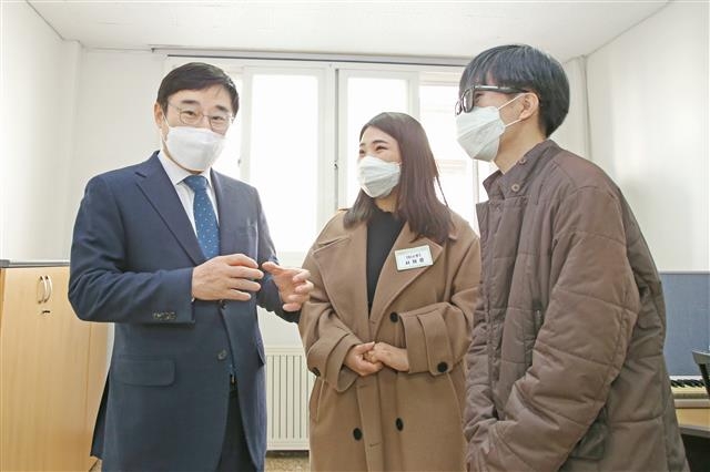 이동진(왼쪽 첫 번째) 도봉구청장이 지난 23일 문을 연 청년 활동 거점 공간을 찾아 청년들과 얘기하고 있다. 도봉구 제공