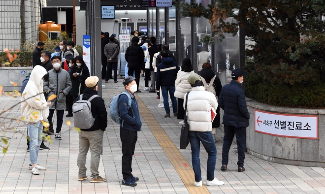 시민들이 24일 서울 서초구 보건소 선별진료소에서 신종 코로나 바이러스 감염증(코로나19) 검사를 받기위해 줄서서 기다리고 있다. 이날 서초구 사우나 관련 확진자는 총 82명으로 늘어났다. (온라인.지면 사진 사용시 모자이크 필수) 2020.11.24 정연호 기자 tpgod@seoul.co.kr
