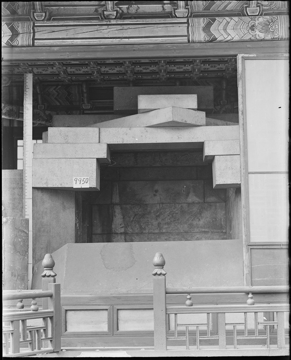 창경궁 안 전각으로 추정되는 건물에 진열된 고구려 벽화고분 모형을 촬영한 사진. 국립고궁박물관 제공