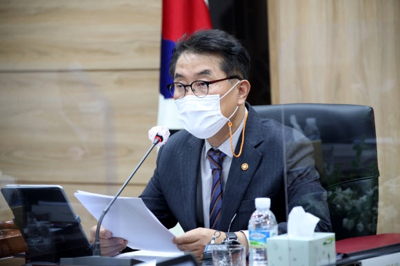 개인정보보호위 전체회의에서 발언하는 윤종인 위원장