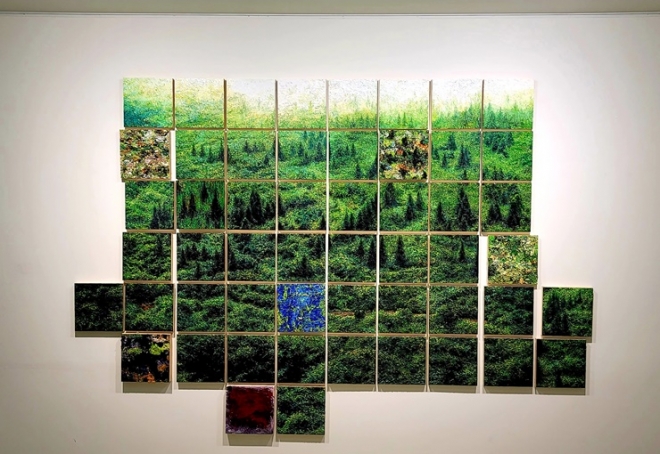 총 53개 조각으로 구성된 ‘셀 시리즈’ 작품. ‘Instant Landscape-Gumgil, A Portion in a whole#2’.185x260cm(25x25cm 53점), 합판에 유채, 2020.