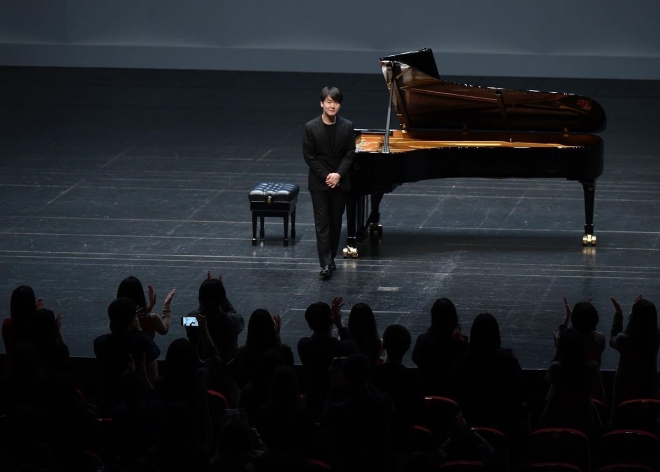지난 24일 대전예술의전당에서 열린 조성진 리사이틀에서 피아니스트 조성진이 기립 박수를 보내는 관객들에게 인사하고 있다. 크레디아 제공