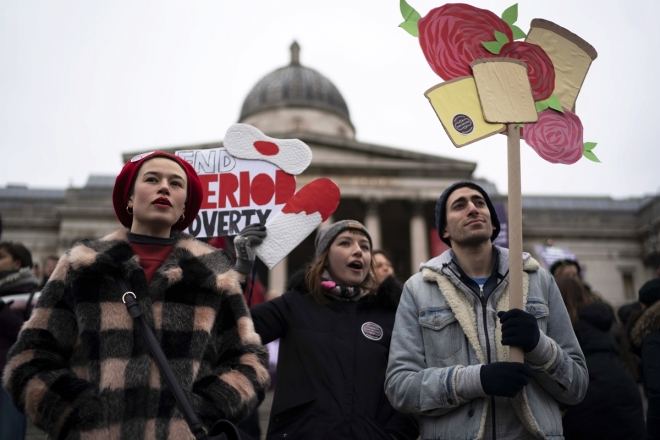 2019년 1월 영국 런던에서 ‘생리 빈곤 퇴치’를 주장하는 시위대.  EPA 연합뉴스