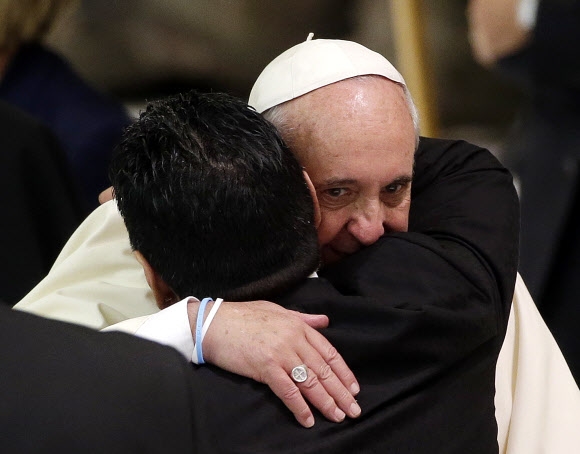 2014년 9월 교황 프란치스코가 아르헨티나 축구 영웅 디에고 마라도나를 바티칸 교황청에서 만나 포옹하고 있다.  AP 연합뉴스
