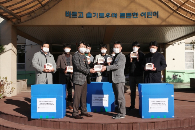 계명대 식품가공학전공 교수와 학생들이 신당초에 기능성 청국장 빵을 전달했다