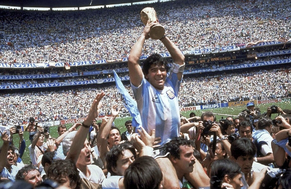 1986년 6월 멕시코월드컵 결승전에서 서독을 꺾고 우승한 뒤 우승 트로피를 번쩍 치켜든 아르헨타니의 축구 영웅 디에고 마라도나의 모습.AP 연합뉴스