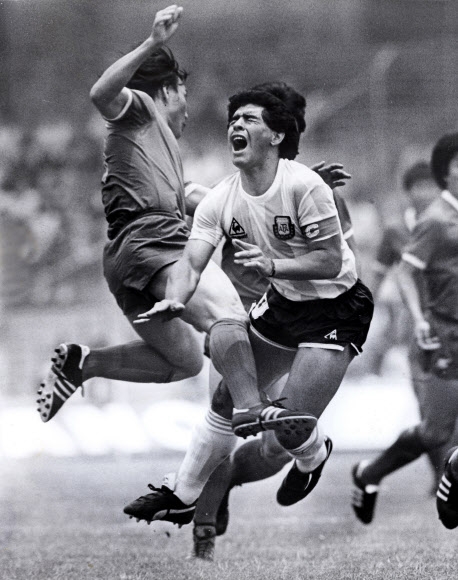 1986년 멕시코 월드컵 한국과 아르헨티나의 조별리그 경기 당시 허정무에게 거칠게 수비당하며 고통스러워 하는 디에고 마라도나의 모습. 연합뉴스