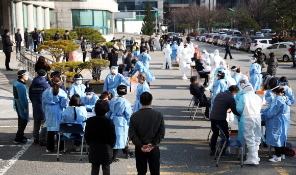 코로나19 확진자가 발생해 폐쇄된 경기도 성남시 분당구청에 설치된 임시 선별진료소에서 25일 오전 구청 근무자 531명에 대한 전수검사가 진행되고 있다. 연합뉴스 