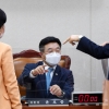 윤호중 “찌라시 만들 때 버릇” “김도읍 교체하라”…野 반발