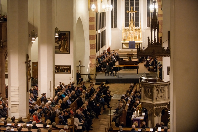 피아니스트 랑랑이 지난 3월 5일 독일 성 토마스 교회에서 바흐의 골드베르크 변주곡을 연주하고 있는 모습. &copy; Stefan Hoederath
