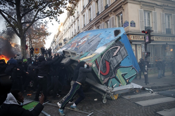 공사장 가건물 넘어뜨리는 프랑스 보안법 항의 시위대