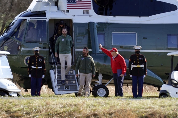 28일(현지시간) 도널드 트럼프 대통령이 버지니아주 스털링의 골프장에 아들 도널드 트럼프 주니어, 에릭 트럼프와 함께 헬기를 타고 온 모습. AP