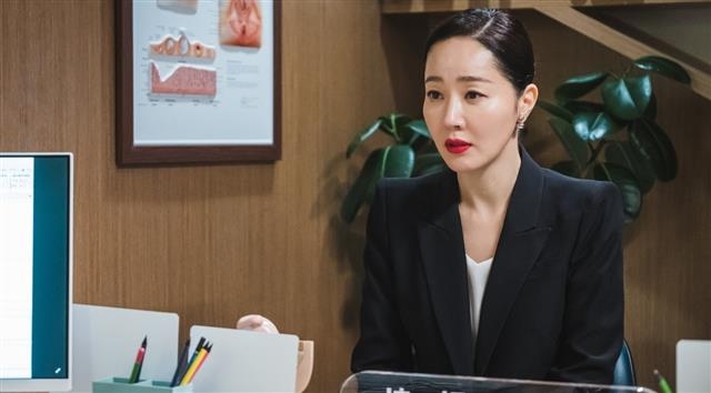 ‘산후조리원’의 현진은 능력 있는 커리어 우먼이지만 엄마가 된 뒤 모유 수유가 되지 않아 온갖 고초를 겪는다. tvN 제공