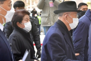 [서울포토] 광주지법 법정 들어서는 전두환-이순자