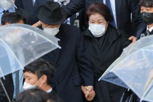 [서울포토] ‘손 꼭 잡고’ 법원 나서는 전두환-이순자 부부