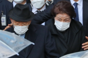 [서울포토] ‘징역 8개월·집행유예 2년’ 법원 나서는 전두환