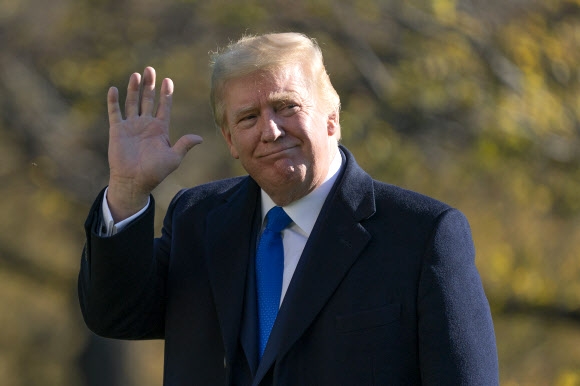 29일(현지시간) 백악관에서 손을 흔드는 도널드 트럼프 미국 대통령.AP