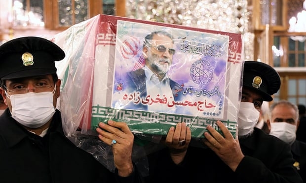 29일(현지시간) 이란 수도 테헤란에서 군 관계자들이 암살된 핵 과학자 모센 파크리자데의 시신을 운구하고 있다. 테헤란 로이터 연합뉴스