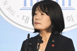 ‘정의연 후원금 유용’ 윤미향 재판 8개월째 공전…검찰과 신경전 반복