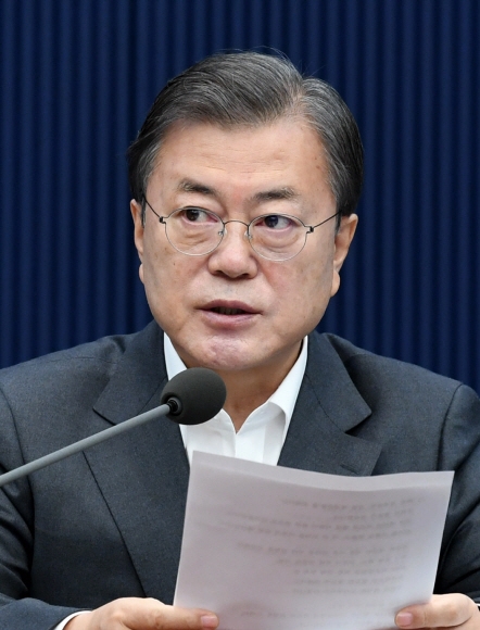 문재인 대통령이 1일 오전 청와대 여민관에서 열린 영상 국무회의에서 모두발언을  하고 있다. 2020. 12. 1 도준석 기자pado@seoul.co.kr