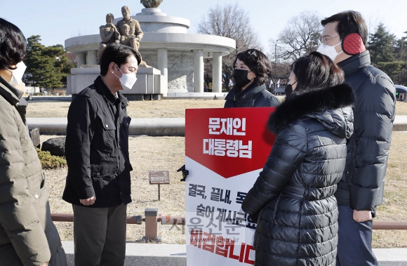 안철수 국민의당 대표가 1일 청와대 분수대 앞에서 릴레이 1인 시위를 하고 있는 국민의힘 강민국, 황보승희, 이영 의원을 격려하고 있다. 2020. 12. 1  김명국 선임기자 daunso@seoul.co.kr