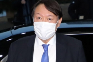 [현장] ‘위풍당당’ 대검 출근 윤석열 “헌법정신·법치주의 지킬 것”(종합)