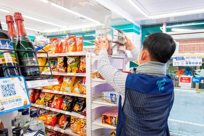지난 1일 용산구 우리동네 편의점 4호점에서 자활근로자가 물건을 정리하고 있다.  용산구 제공