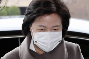 [포토] ‘묵묵부답’ 청사 들어서는 추미애 장관