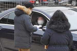 [서울포토] ‘수험표도 드라이브 스루로’